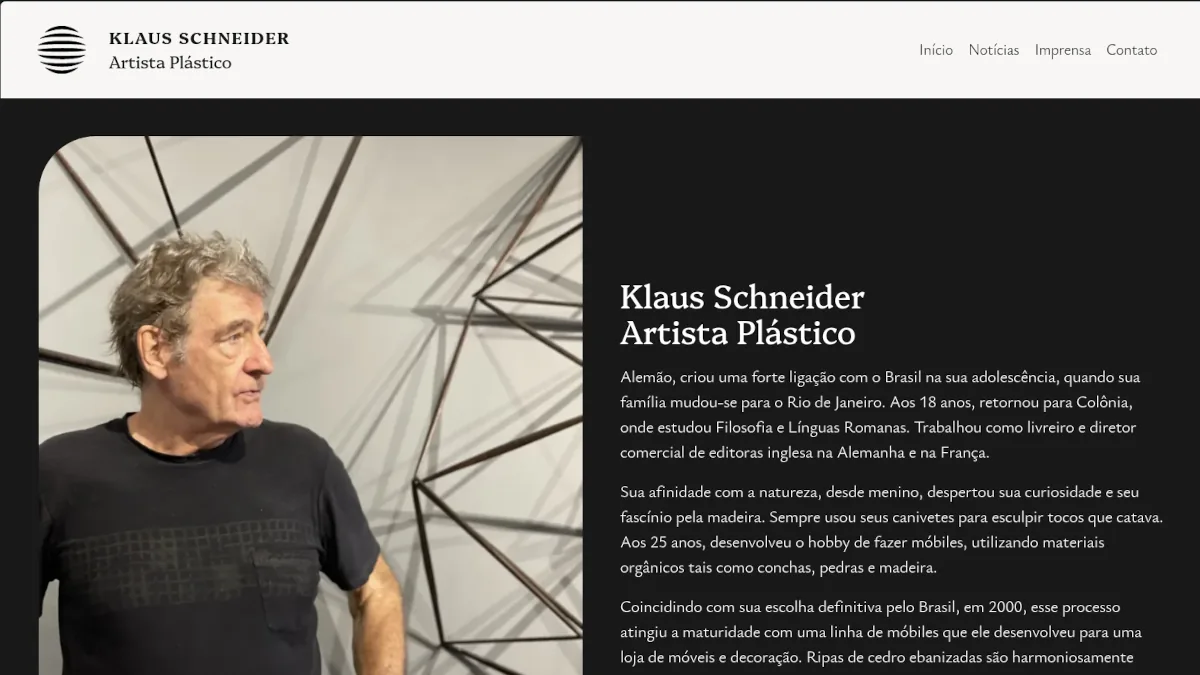 Captura de tela da primeira dobra do site do artista plástico Klaus Schneider exibindo um cabeçalho branco com logo e menu além da primeira dobra com a imagem do artista e sua biografia.