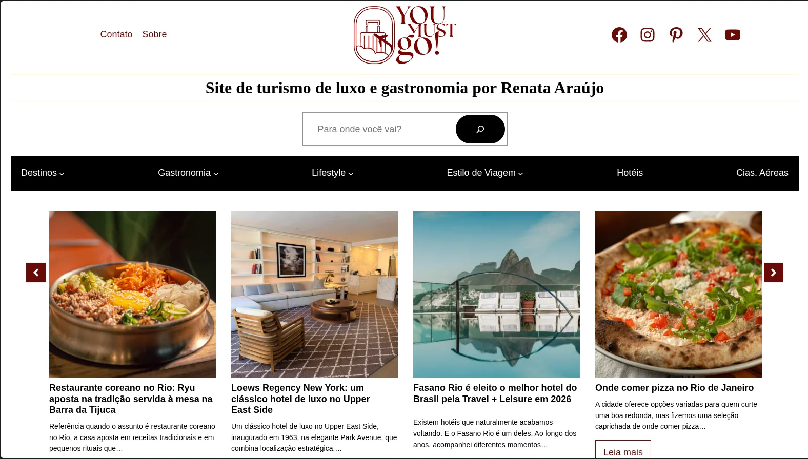 Captura de tela da página inicial do site exibindo o menu composto de barra de redes sociais, menu, logo centralizada de caixa de busca além da primeira dobra com um carrossel de notícias